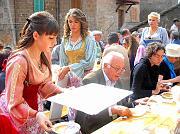 Il pranzo � stato servito da figuranti in costume tradizionale