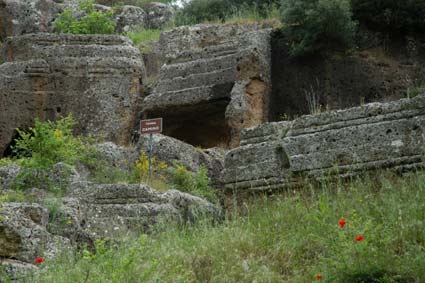 Tombe a dado nella necropoli di Norchia