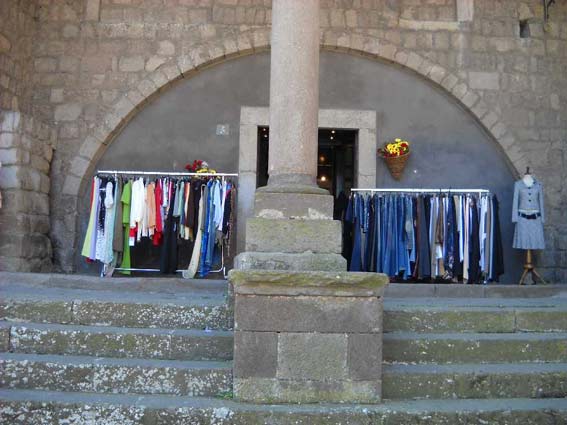 Particolare dell'espozione di vestiti