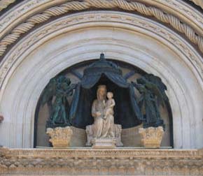 La Maestà collocata sopra il portale centrale del Duomo La Maestà collocata sopra il portale centrale del Duomo