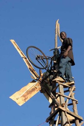 William Kamkwamba a fianco del suo impianto eolico