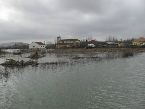 L'esondazione del fiume Buna ha allagato villaggi e campagne circostanti