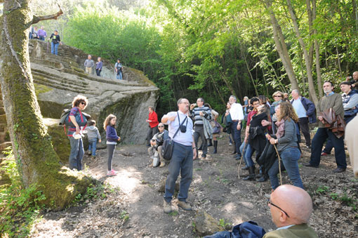 Il prof. Steingraeber illustra la Piramide di Bomarzo agli escursionisti
