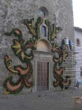 L'addobbo del santuario è quasi completo