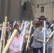 Seguono le portatrici di cero