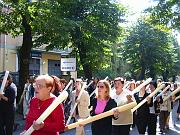 La processione � accompagnata dalle preghiere e dai canti