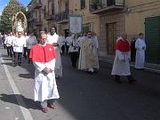 I sacerdoti e i membri della confratermina guidano la procesione