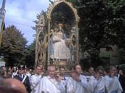 La processione procede con grande solennit�