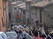 La processione scende in Via delle Capannelle