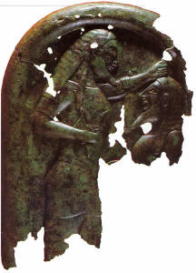 Tinia con un fulmine abbatte un gigante. Lamina bronzea che rivestiva il carro da parata rinvenuto nella tomba di Castel San Mariano (540-530 a.C.) (Perugia, Museo Archeologico) 
 
  
 
