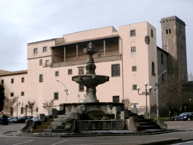 Viterbo, Piazza della Rocca con il Museo Archeologico Nazionale