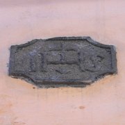 In alto, su una parete in Via di San Pietro