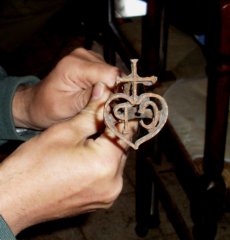 Marchio a fuoco con simbolo dei Passionisti