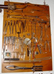 Set completo di attrezzi per chirurgo