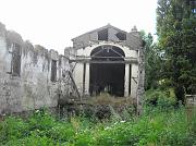 La chiesa diruta al margine della valle