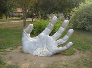 La mano del gigante emerge dal terreno