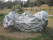 La testa � appoggiata al suolo