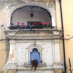 Balcone e altarino con Madonna e Bambino