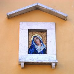 Edicola con mosaico di Madonna