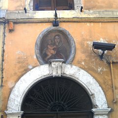 Ovale con affresco di Madonna con Bambino