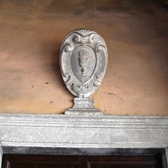 Stemma con Santa Eucarestia su un portale nell'atrio del Duomo