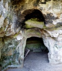 Particolare del dromos della grotta con anticamera