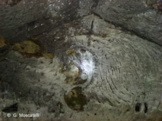 Croce scacciadiavoli e 'orecchio' nella grotta a casetta