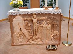 L'altare in terracotta, opera dello scultore Paolo Borghi