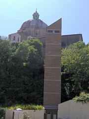 La torre ascensore impatta visivamente con la cupola di S. Margherita e la chiesa di S. Francesco
