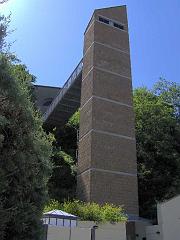 La torre ascensore e il ponte di accesso
