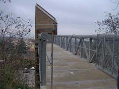 Il ponte di accesso alla torre