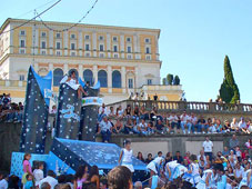 I carri artistici sfilano per le vie del paese