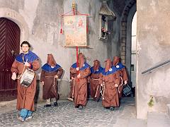 I membri della Fratellanza del Purgatorio con Stendardo e Tamburino per le vie di Gradoli