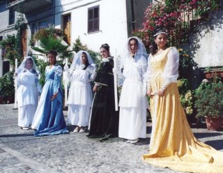 Le zitelle di San Famiano in posa