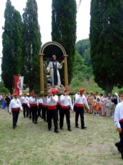 I facchini portano a spalla il santo