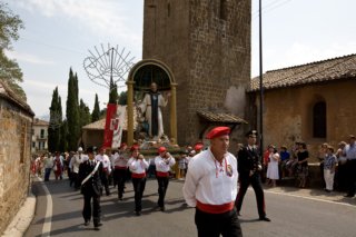 Il santo in processione per le vie del paese