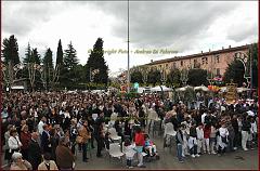 Una grande folla assiste alla solenne cerimonia religiosa presenziata dal Vescovo