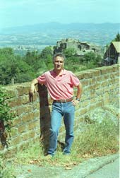 Sullo sfondo la rupe di Chia
