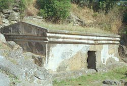 La tomba del dado nella necropoli della Peschiera a Tuscania