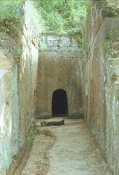 Ingresso della tomba principale del tumulo Cima a San Giuliano
