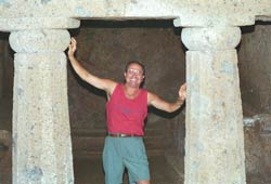Valle Cappellana, interno di tomba con colonne tuscaniche