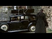 Dracula va verso la macchina parcheggiata davanti al ponte dell'Abbadia