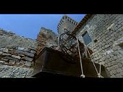Veduta della torre del castello dell'Abbadia con il bagaglio di Dracula