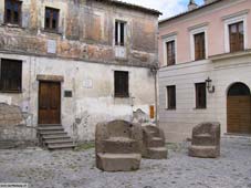 La Piazza del Palazzo Baronale con sedie in tufo