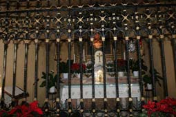 L'immagine con la Madonna e il Bambino protetta da un'inferriata
