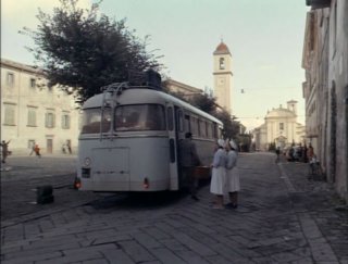 La corriera arriva a Bagnoregio, piazza S. Agostino
