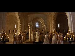 L'interno ricostruito della chiesa romanica