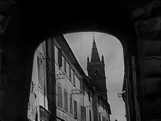 L'entrata dalla Porta dell'Orologio di Capranica e il campanile della chiesa di San Giovanni, nel teatrino di questo paese la compagnia trover� un insperato successo grazie alla debuttante Liliana, e seguiranno anche parecchie repliche