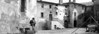 La finestra dell'ambulatorio, in via Trento e Trieste a Valentano