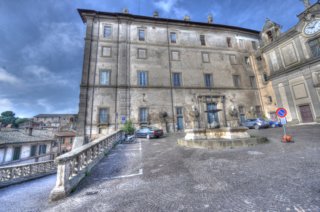 La piazza e la facciata del palazzo Giustiniani